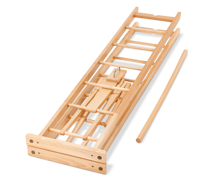 Ein zusammengeklappter Klappbarer Massivholz-Kleiderständer.
