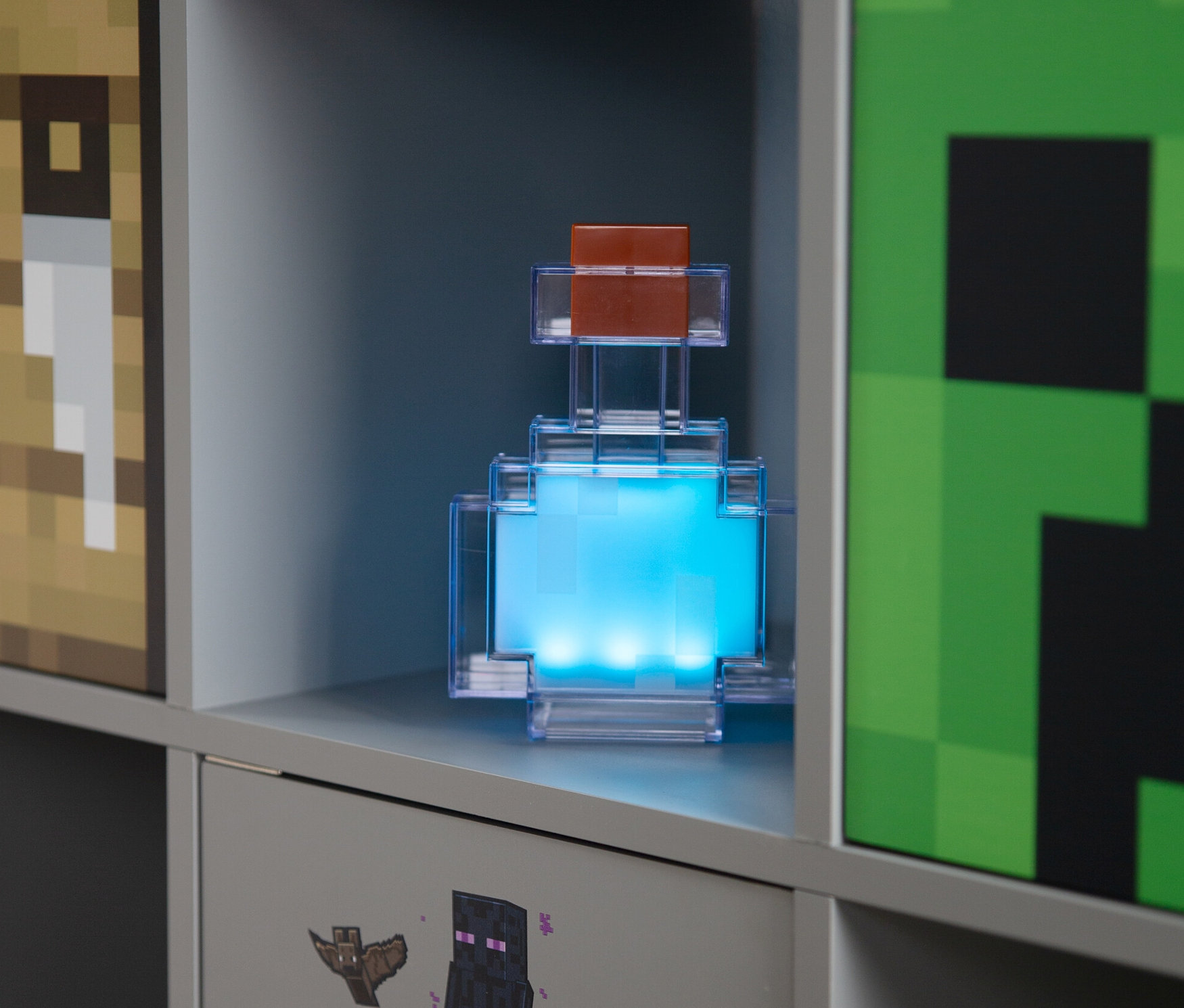 Minecraft LED Dekoleuchte, Potion, steht in einem Regal.