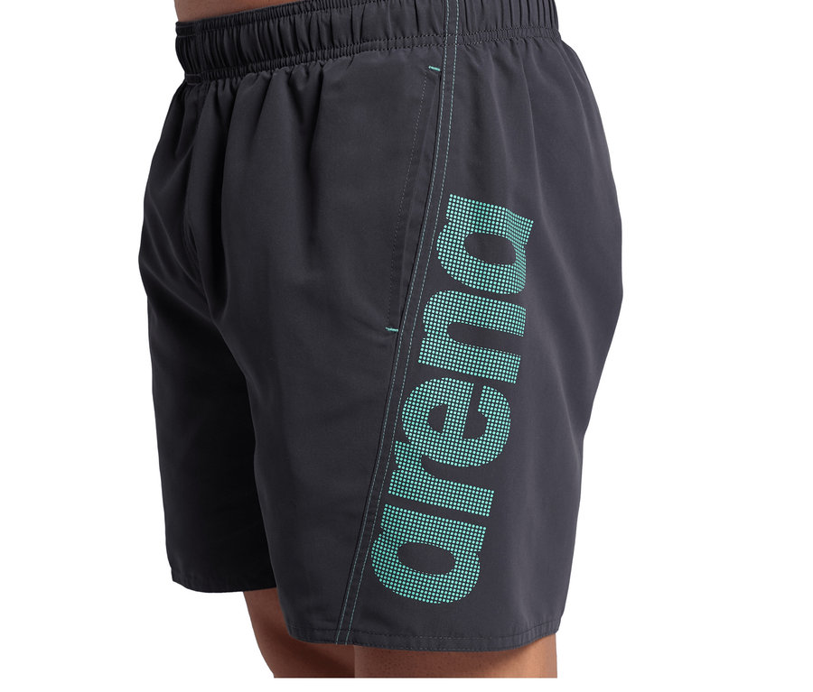 Detailaufnahme der grauen Arena Badeshorts Fundamentals Logo.