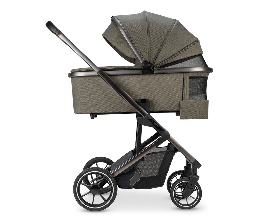 Nahaufnahme des Osann Kombi-Kinderwagens Juntos in Teak. Der Kinderwagen hat eine Babywanne und ein Verdeck.