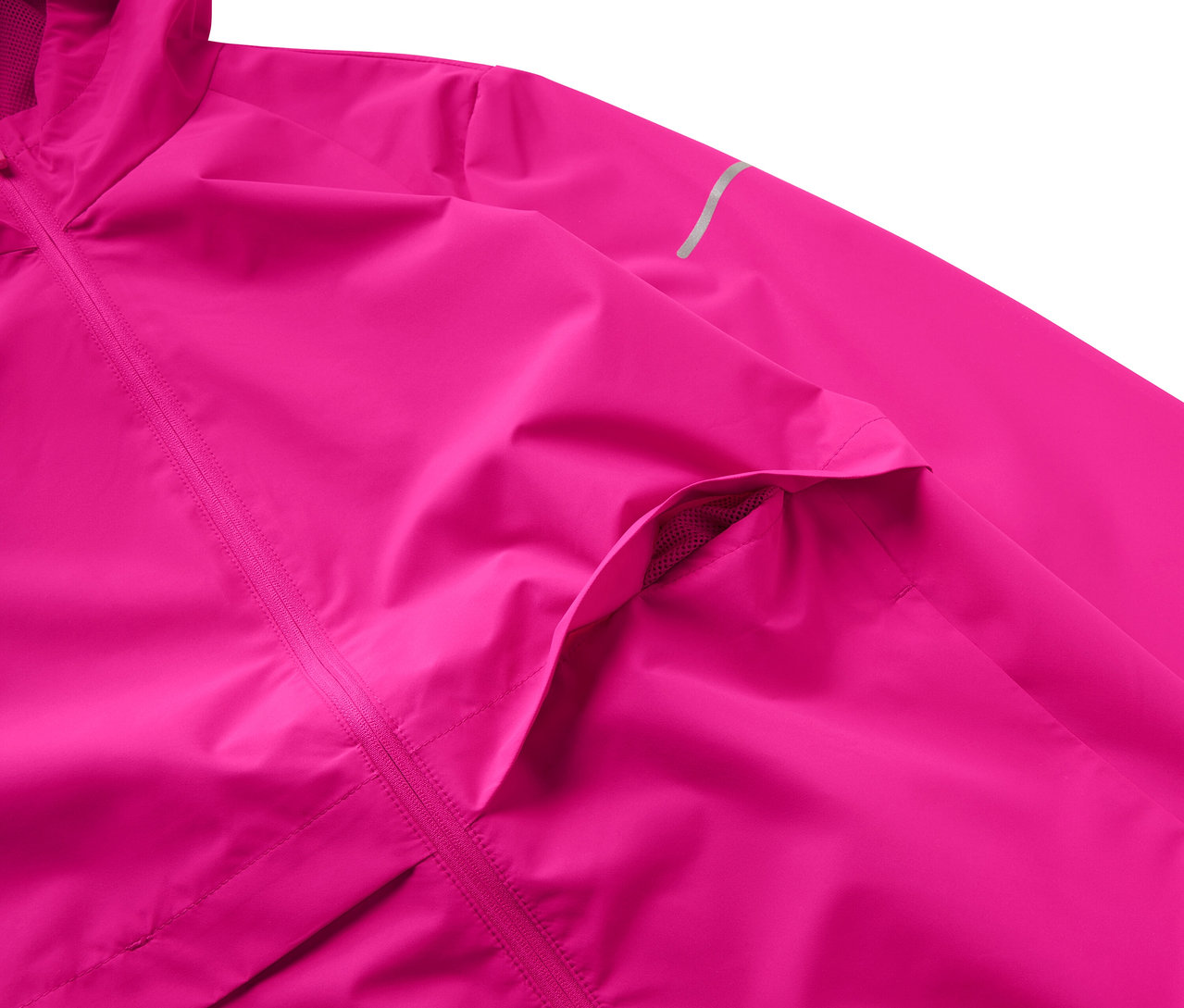 Detailaufnahme einer pinkfarbenen Jacke mit Kapuze und Tasche.