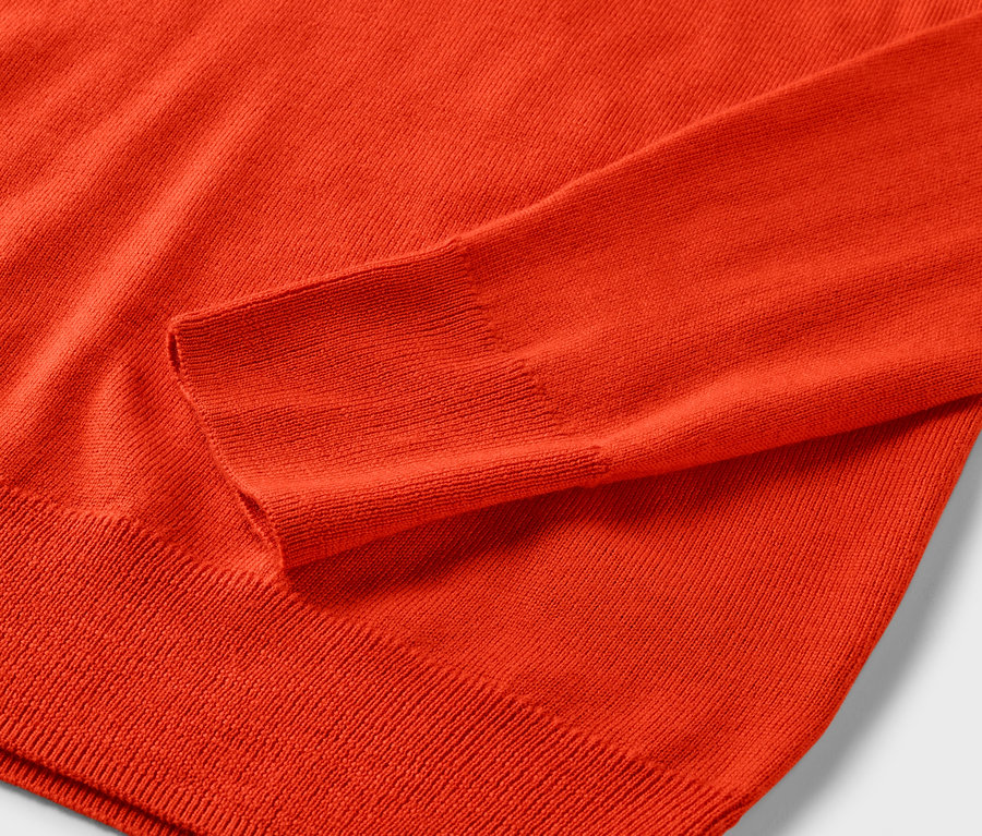 Detailansicht des orangefarbenen Feinstrickpullovers Mernio.
