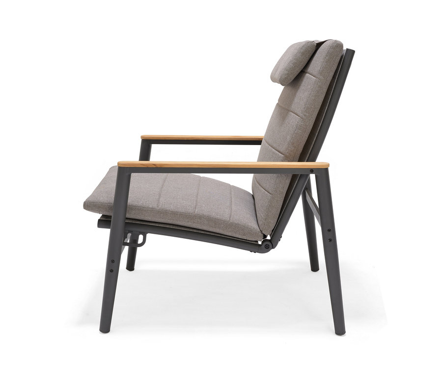 Seitenansicht eines anthrazitfarbenen, gepolsterten ScanCom Outdoor-Loungesessels mit hellen Holzarmlehnen.