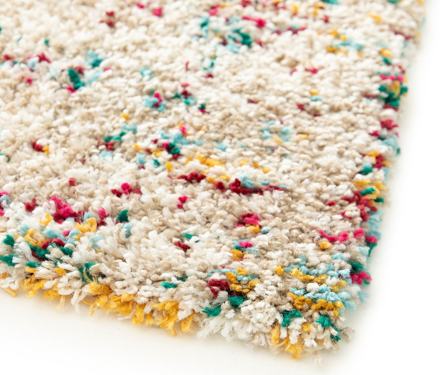 Detailansicht einer Ecke des Teppichs »Relic« in gedämpften Pastellfarben.