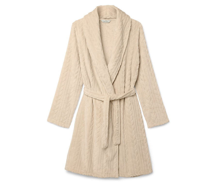 Beiger Bademantel mit Gürtel und Zopfmuster.