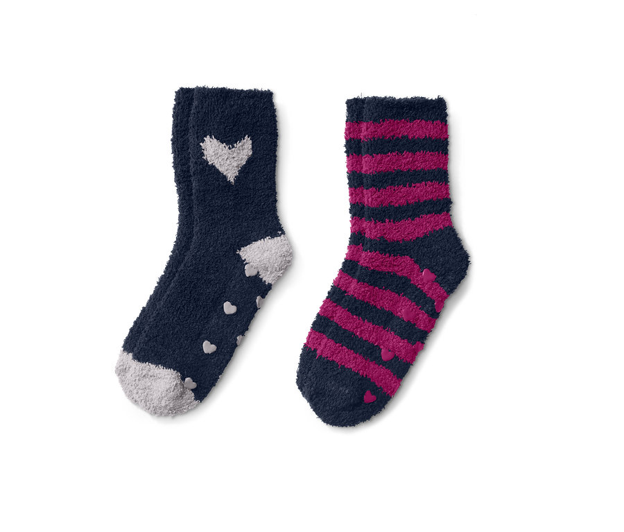 Zwei Paar Kuschelsocken: ein marineblaues Paar mit Herzen und ein Paar mit marineblauen und pinkfarbenen Streifen.