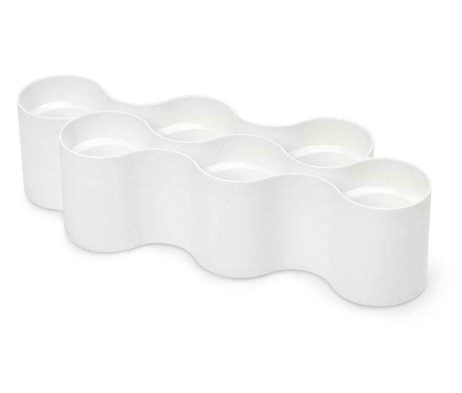 Ein weißer Flaschenhalter aus Kunststoff im wellenförmigen Design.