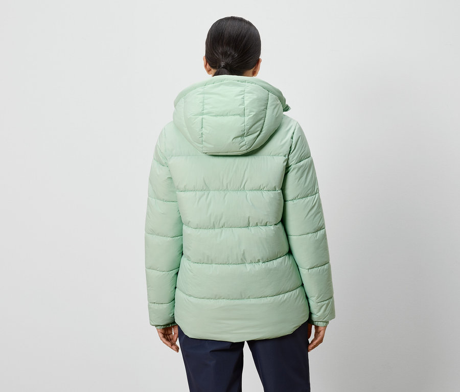 Rückansicht einer Frau in einer hellgrünen Daunenjacke mit Kapuze.