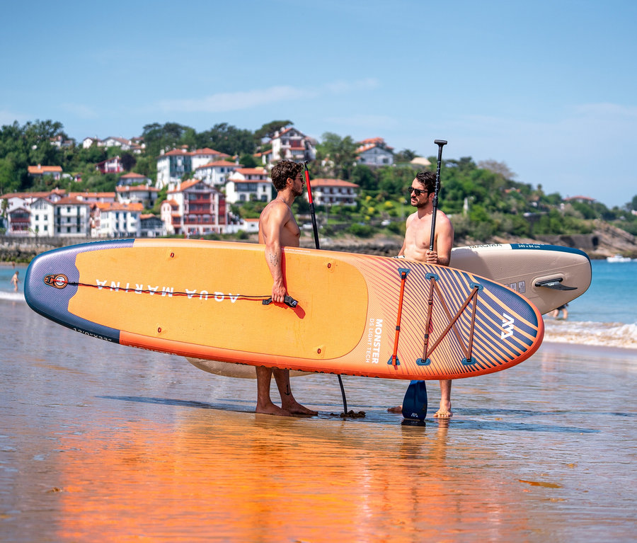 Zwei Männer stehen am Strand und halten Aqua Marina SUP Board »Monster« 12'0".