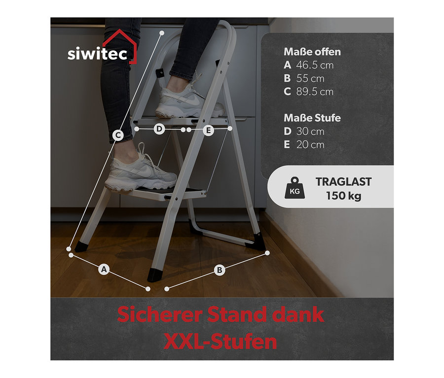 Person steht auf einer anthrazitfarbenen, 2-stufigen Klapptritt.