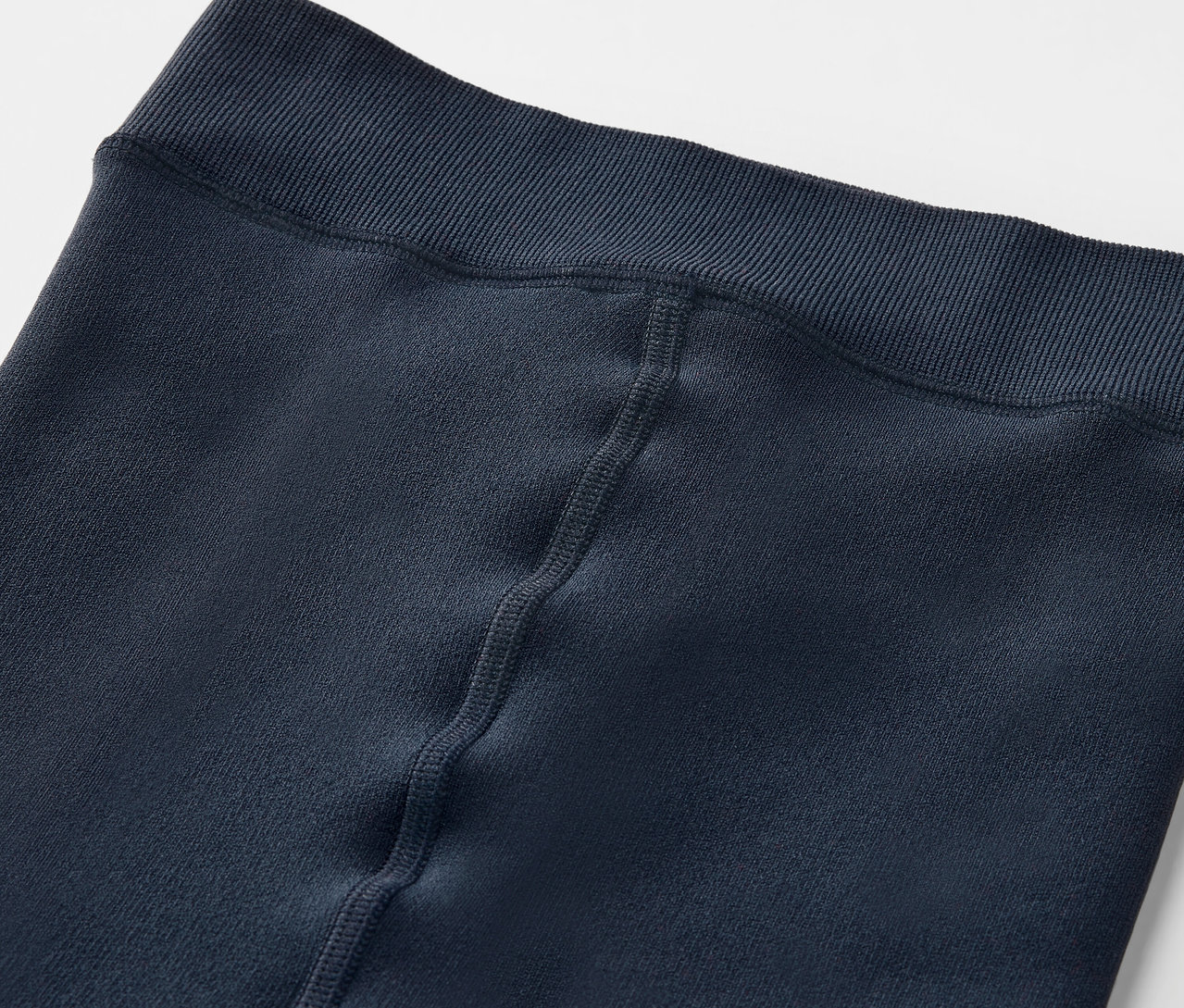 Detailaufnahme von blauen Leggings mit elastischem Bund.