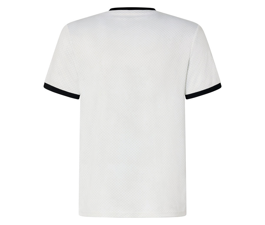 Rückansicht eines weißen T-Shirts mit schwarzen Akzenten an Ärmeln und Kragen.