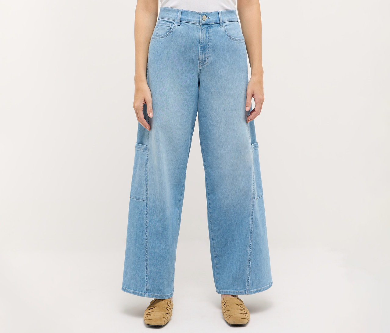Person trägt Angels Denim »Liva« Cargo Wide Leg Jeans und braune Schuhe.