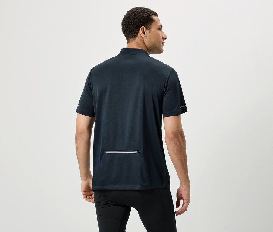 Mann von hinten, trägt ein kurzärmeliges, dunkelblaues Sportoberteil und schwarze Leggings vor einem weißen Hintergrund.