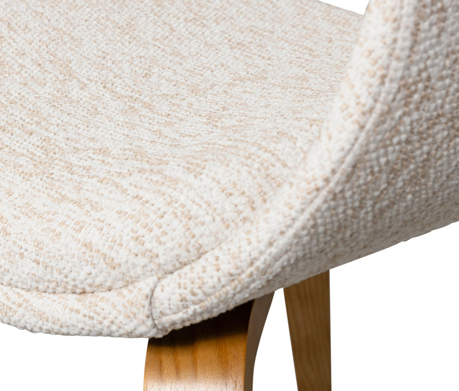 Nahaufnahme eines naturfarbenen WOOOD Esszimmerstuhls »Yossi« mit Holzfuß aus einem 2er-Set.