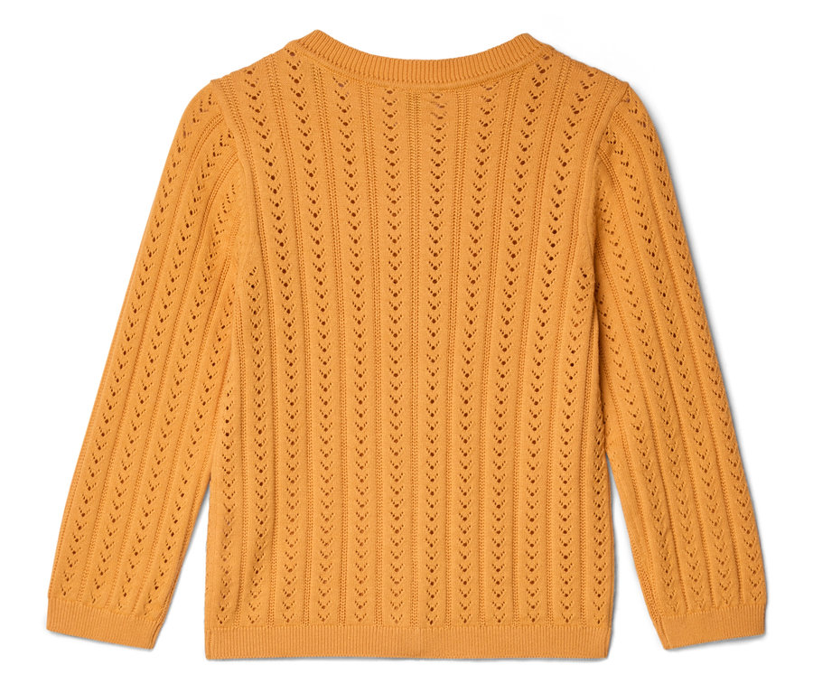 Ockerfarbener Strickpullover mit langen Ärmeln und Lochmuster, flach liegend.