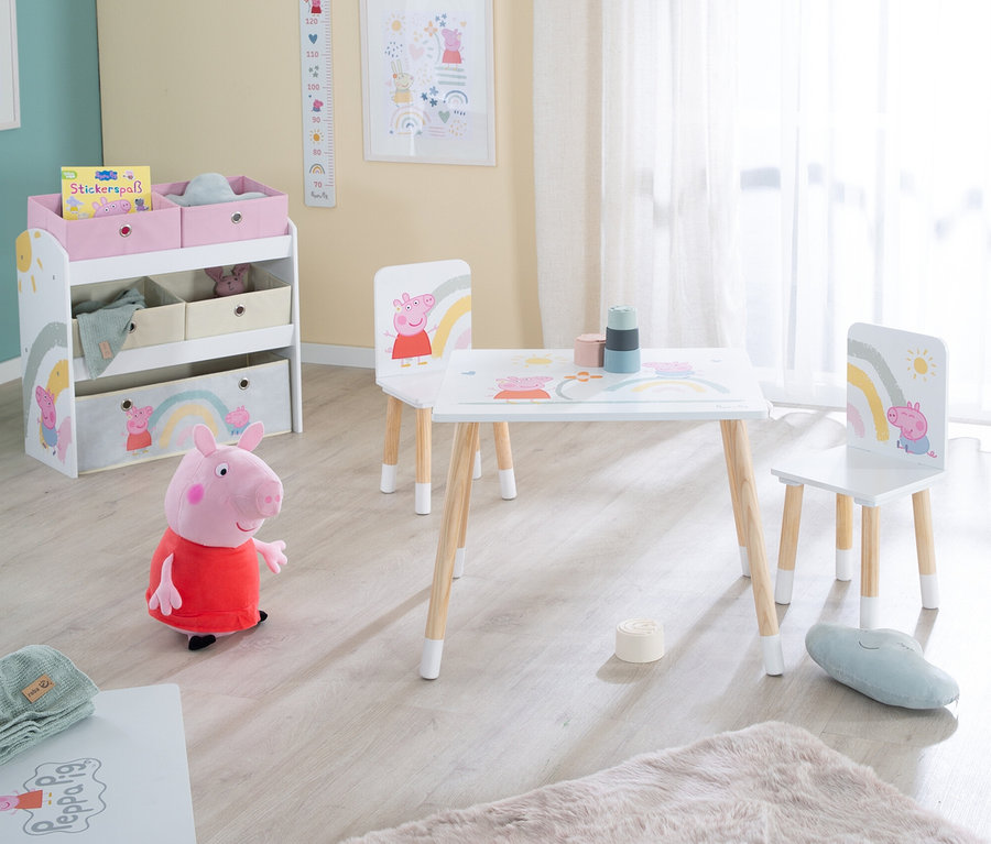 Ein Peppa Pig Spielzimmer mit Tisch, Stühlen und Aufbewahrungseinheit.