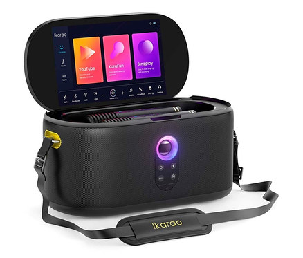 Ein schwarzes Ikarao Karaoke-Gerät mit einem geöffneten Bildschirm, der YouTube-, KaraFun- und Singplay-Apps zeigt.