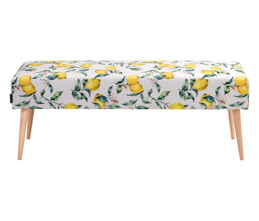 Eine Bank mit einem Zitronenmuster und hellbraunen Holzbeinen steht vor einem weißen Hintergrund.