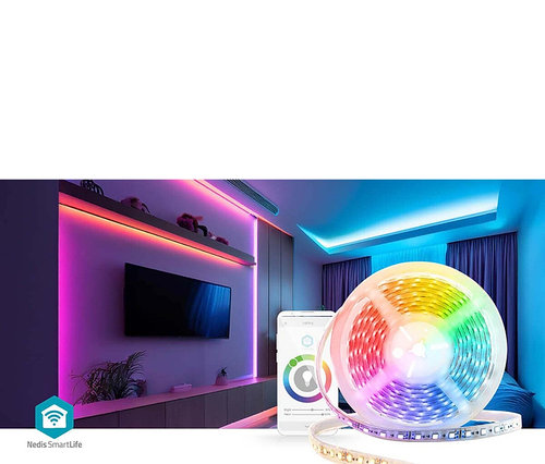 Ein Smarter LED-Streifen leuchtet in verschiedenen Farben vor einem Wohnzimmer mit farbiger Beleuchtung.