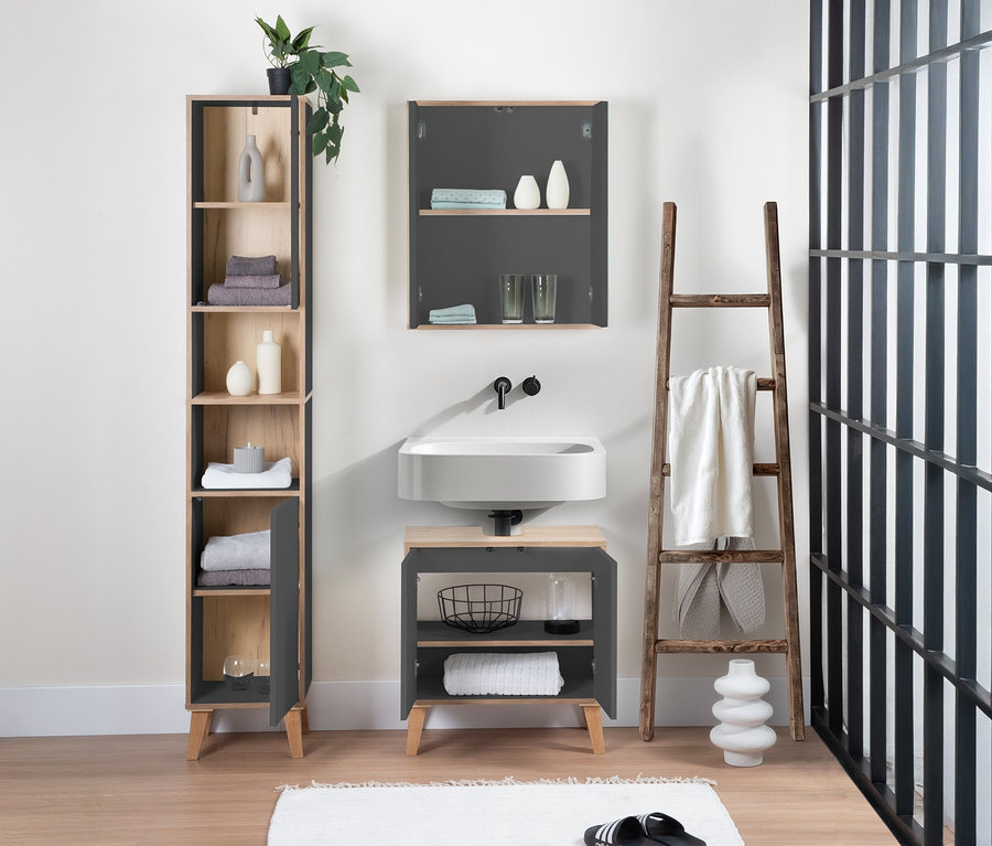 Badezimmer mit Waschbecken, Leiter mit Handtüchern und einem Roba Spiegelschrank »Morena« mit 2 Türen und Spiegel, grau mit Artisan-Eiche.