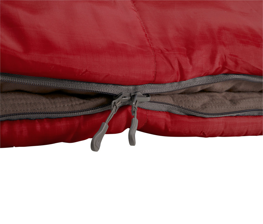 Nahaufnahme eines roten Schlafsacks mit geöffnetem Reißverschluss.