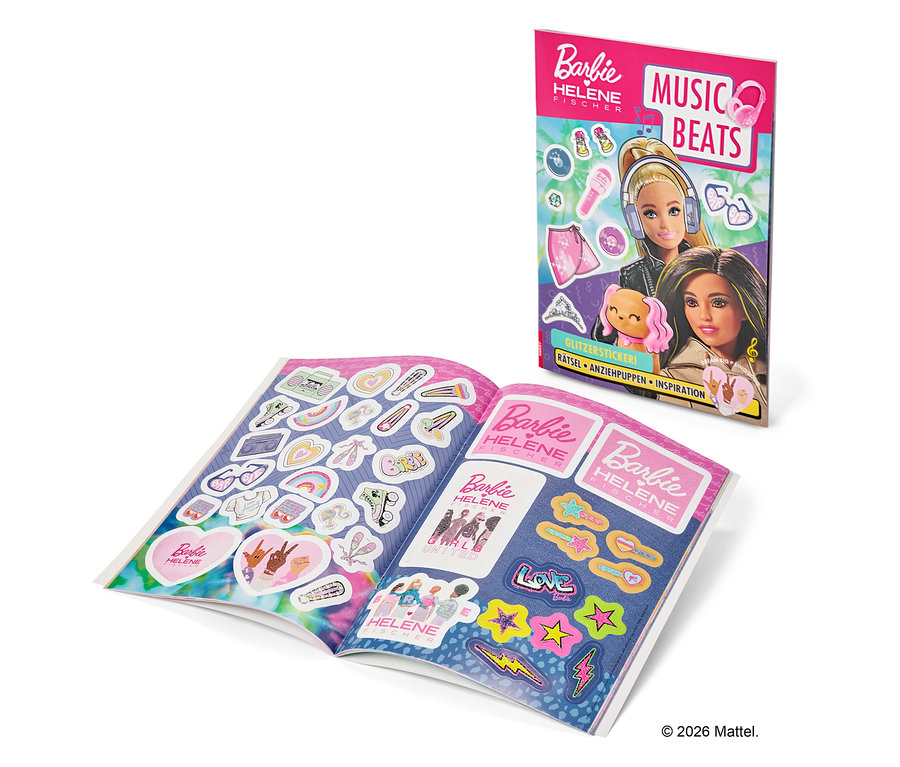 Ein Barbie Helene Fischer Stickerheft liegt offen, daneben ein geschlossenes. Das offene Heft zeigt Sticker mit Motiven wie Herzen und Musiknoten.