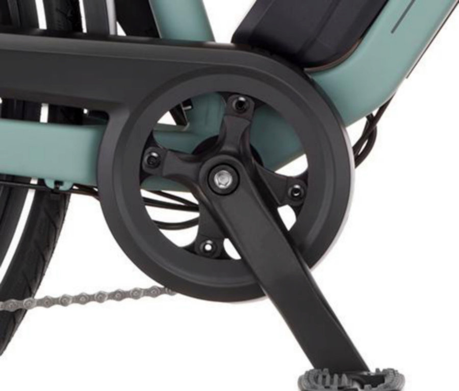 Nahaufnahme des Pedals und der Kette eines FISCHER Trekking E-Bike VIATOR 2.1 ACTIVE mit Diamant-Rahmen.