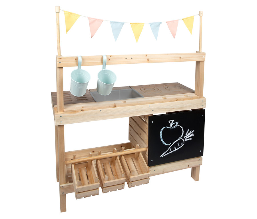 Die small foot Matschküche und der Kaufladen aus Holz mit Kochfeld, Spüle, Kreidetafel, Haken und drei Holzkisten. Darüber hängt eine Wimpelkette.