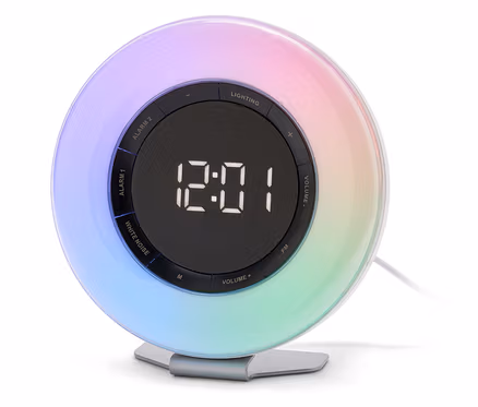 Runder Wecker mit digitaler Anzeige, der 12:01 Uhr anzeigt, und einer umlaufenden Regenbogenbeleuchtung, auf einem silbernen Ständer stehend.