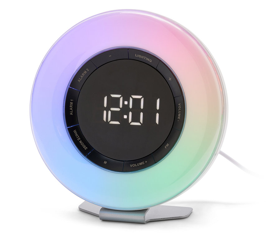 Runder Wecker mit digitaler Anzeige, der 12:01 Uhr anzeigt, und einer umlaufenden Regenbogenbeleuchtung, auf einem silbernen Ständer stehend.