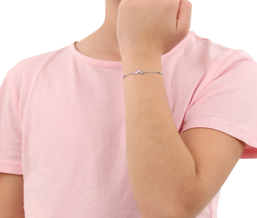 Nahaufnahme eines Kindes, das ein silbernes Armband mit Regenbogen- und Sternanhängern trägt.