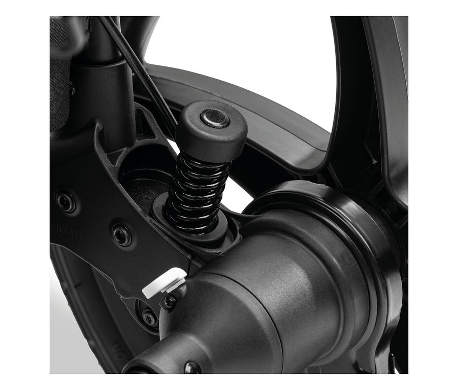 Detailaufnahme eines schwarzen Kinderwagenrads mit Federung.