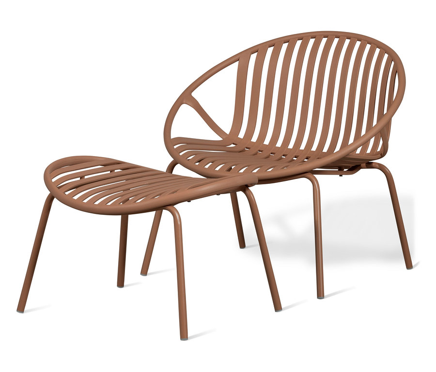 WOOOD Lounge Sessel mit Hocker, roséfarben, auf weißem Hintergrund.