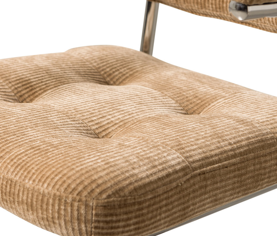 Detailaufnahme eines beige-braunen Cordstuhls mit silbernem Metallrahmen.