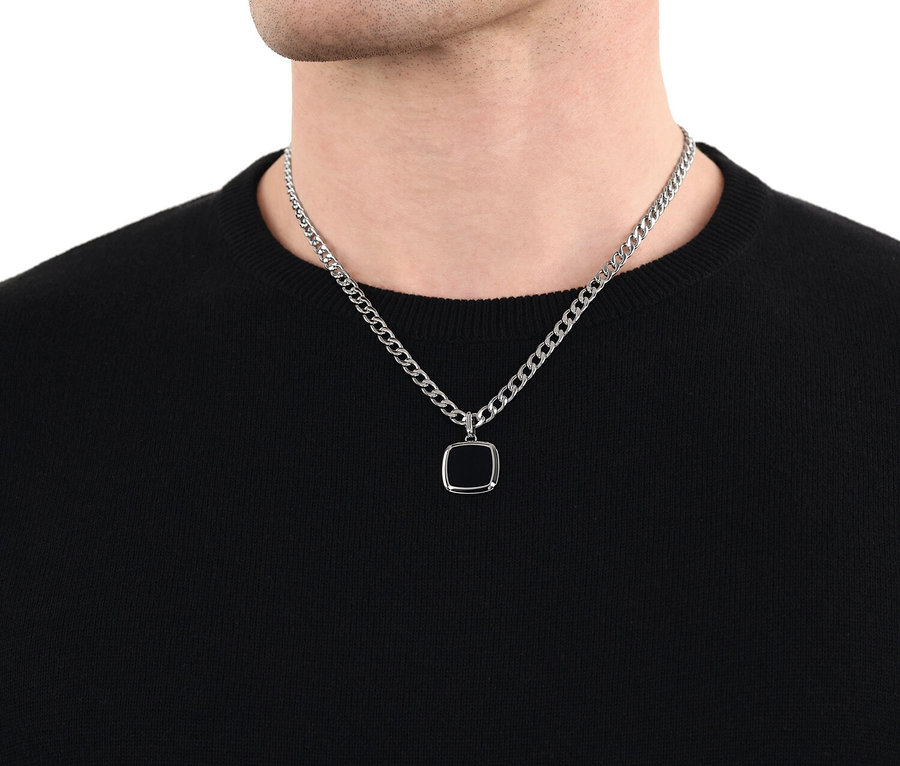 Mann trägt eine Amor Unisex-Halskette »Panzer«