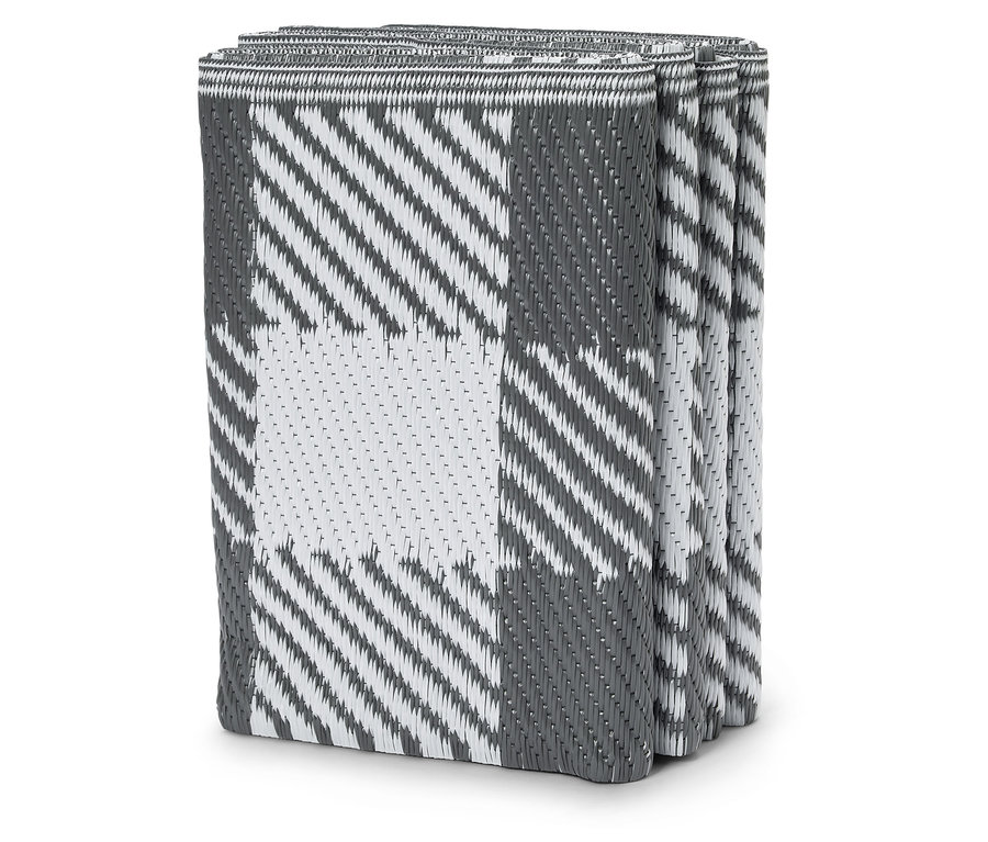 Stapel aus grau-weiß karierten Outdoor-Teppichen.