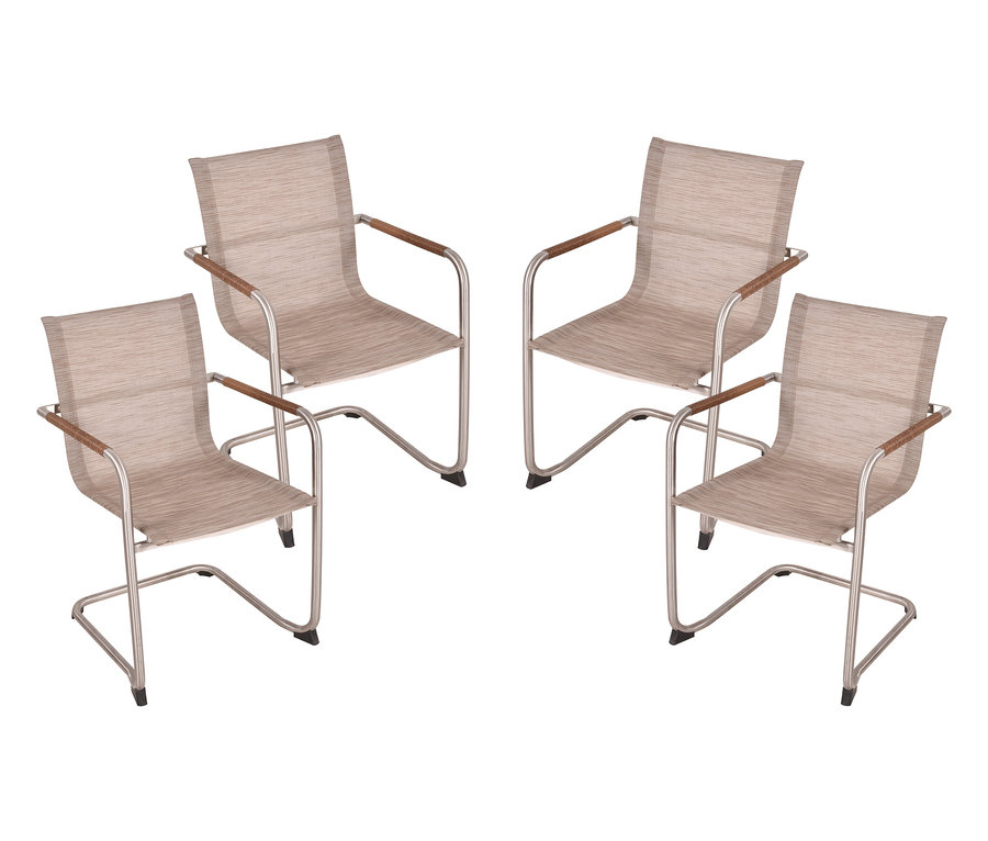 Vier »Nova« Freischwinger mit silberfarbenem Gestell, braunen Armlehnen und beigen Sitzflächen stehen auf einem weißen Untergrund.