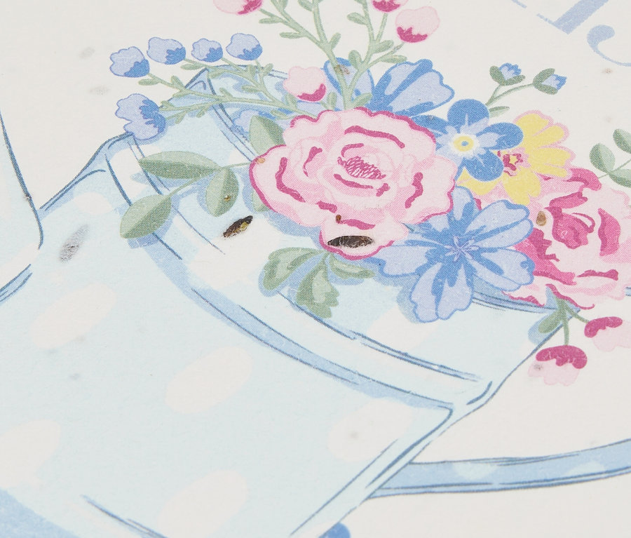 Nahaufnahme einer Illustration einer hellblau gepunkteten Gießkanne gefüllt mit Blumen.