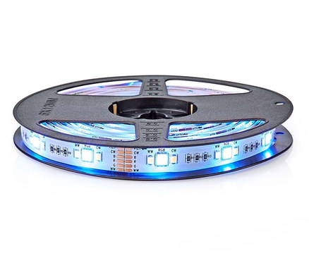 Auf einer schwarzen Spule liegt eine blaue LED-Lichterkette.