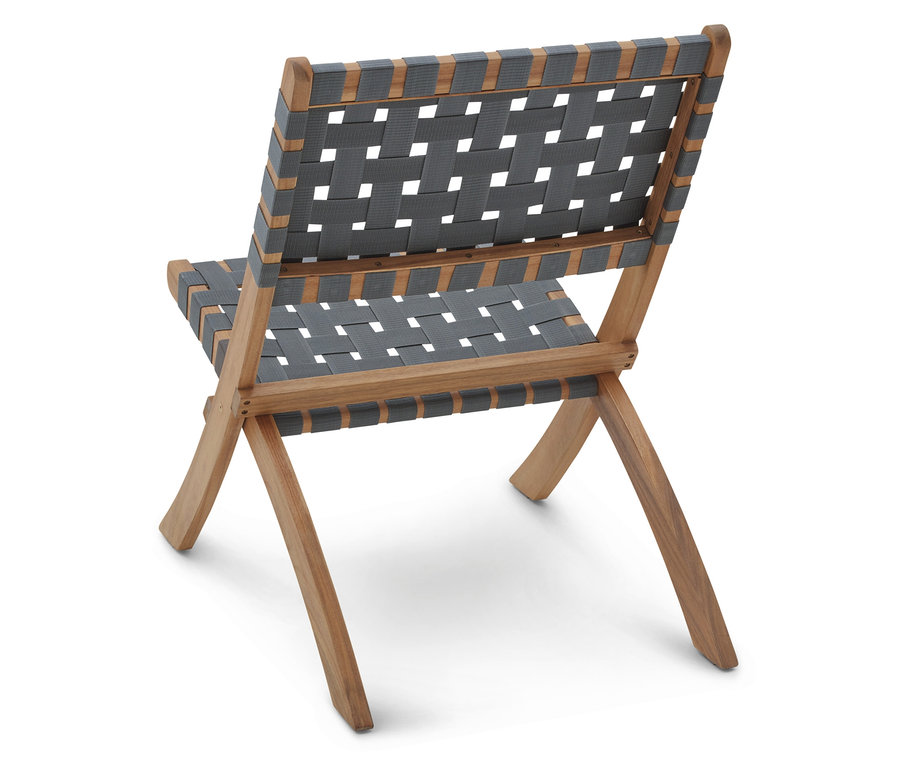 Rückansicht eines Klappstuhls aus Holz mit grauem, gewebtem Sitz.