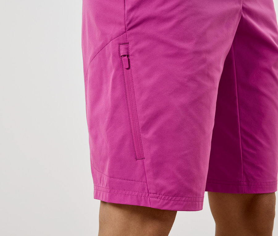 Nahaufnahme von pinken Shorts mit Reißverschlusstasche.