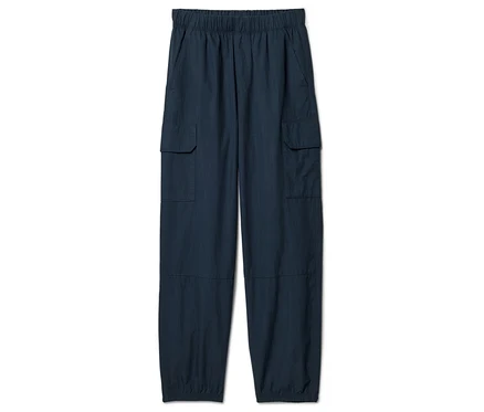 Eine marineblaue Cargohose mit elastischem Bund und Taschen auf weißem Grund.