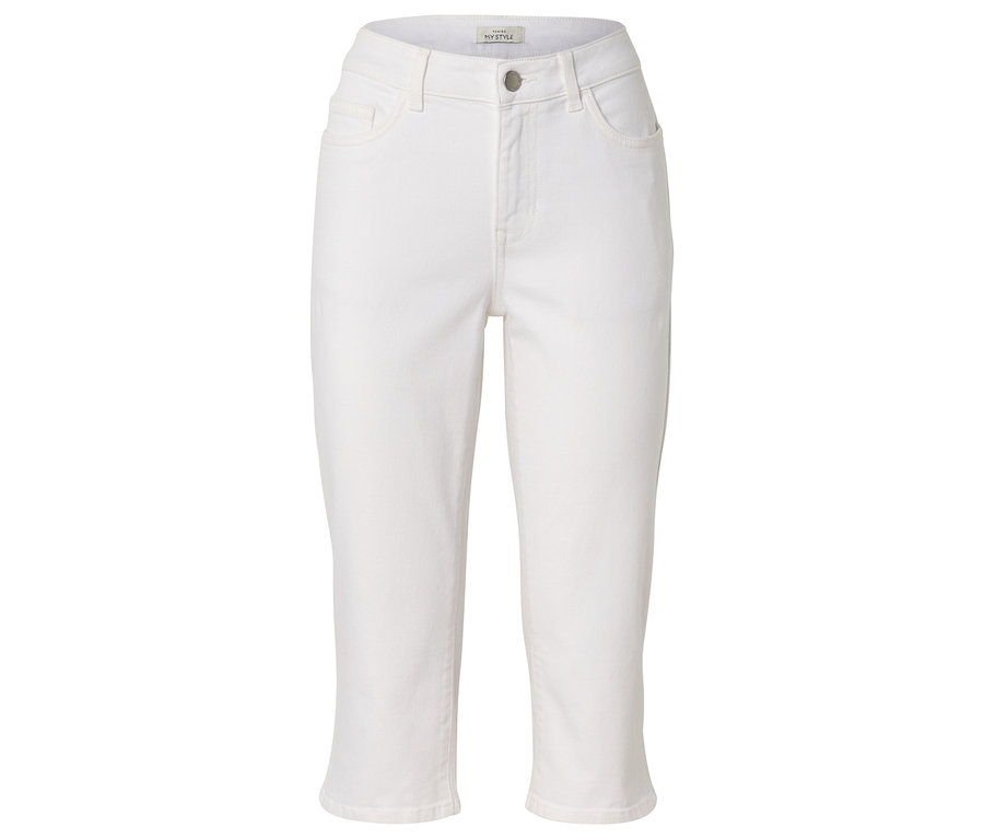 Helle, knöchellange Hose aus Denimstoff liegt auf einem weißen Untergrund.