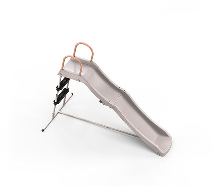 Eine graue Kinderrutsche mit beigen Griffen und schwarzer Leiter steht auf einem weißen Untergrund.