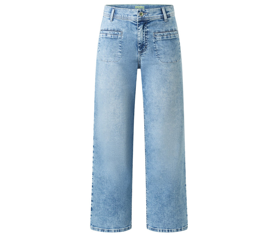 Hellblaue, weite Jeanshose mit aufgesetzten Taschen und geradem Bein.