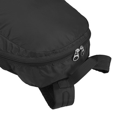 Nahaufnahme eines schwarzen Rucksacks mit silbernen Reißverschlüssen und schwarzen Trägern vor einem weißen Hintergrund.