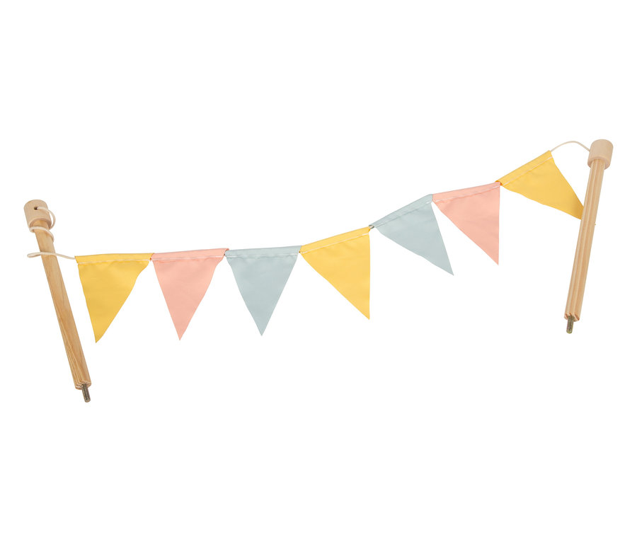 Die small foot Matschküche und der Kaufladen sind mit einer gelben, rosa und blauen Wimpelkette dekoriert.