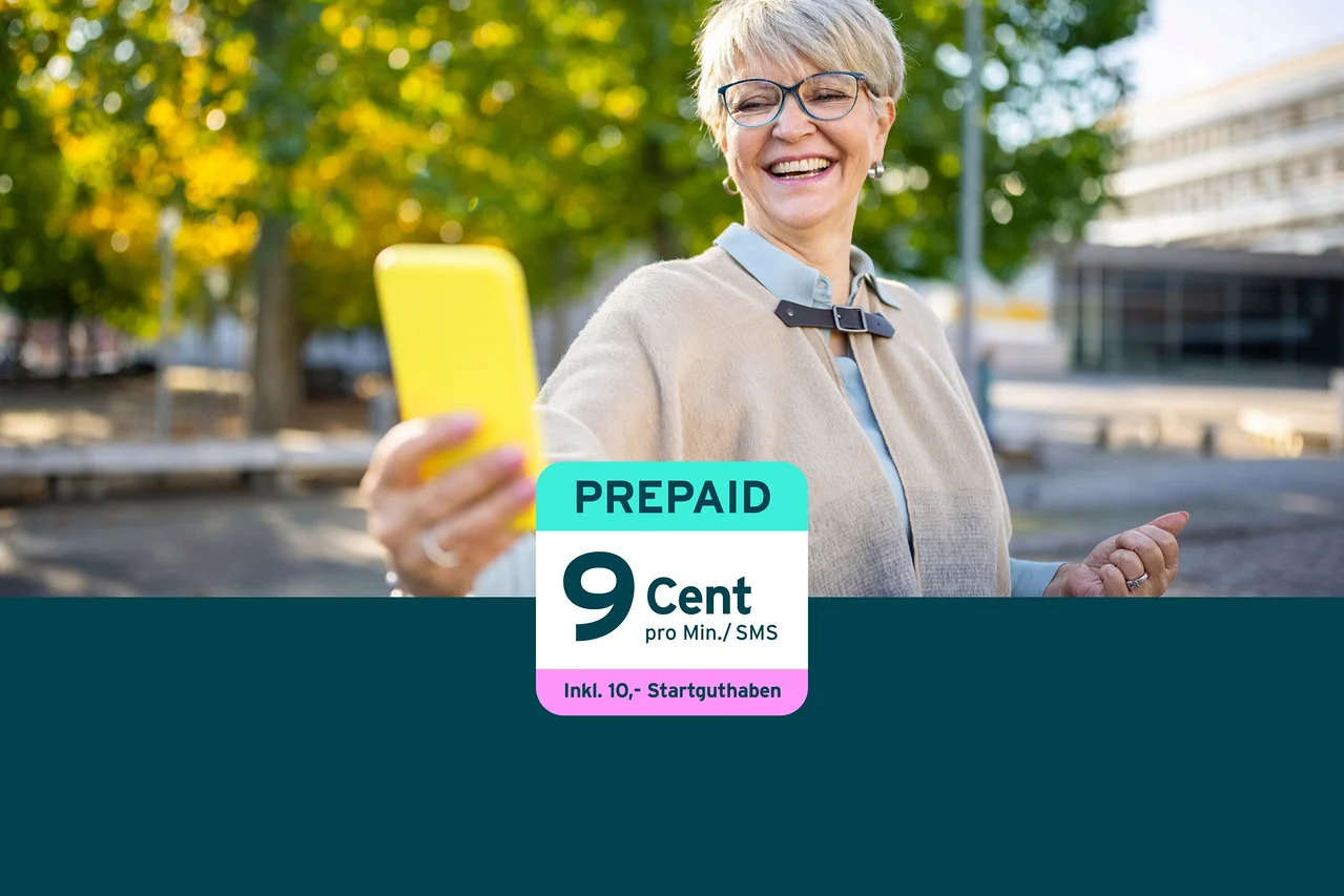 Eine lächelnde Frau mit Brille macht ein Selfie mit einem gelben Smartphone. Über dem Bild liegt eine Grafik mit der Aufschrift "PREPAID", "9 Cent pro Min./ SMS" und "Inkl. 10,- Startguthaben".