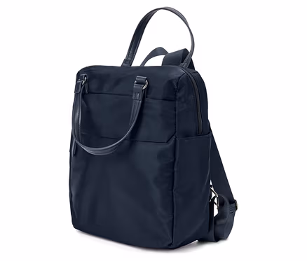 Dunkelblauer Nylon-Rucksack mit Tragegriffen und Schultergurten, der leicht schräg steht. Er hat eine Reißverschlusstasche vorne und eine an der Seite.